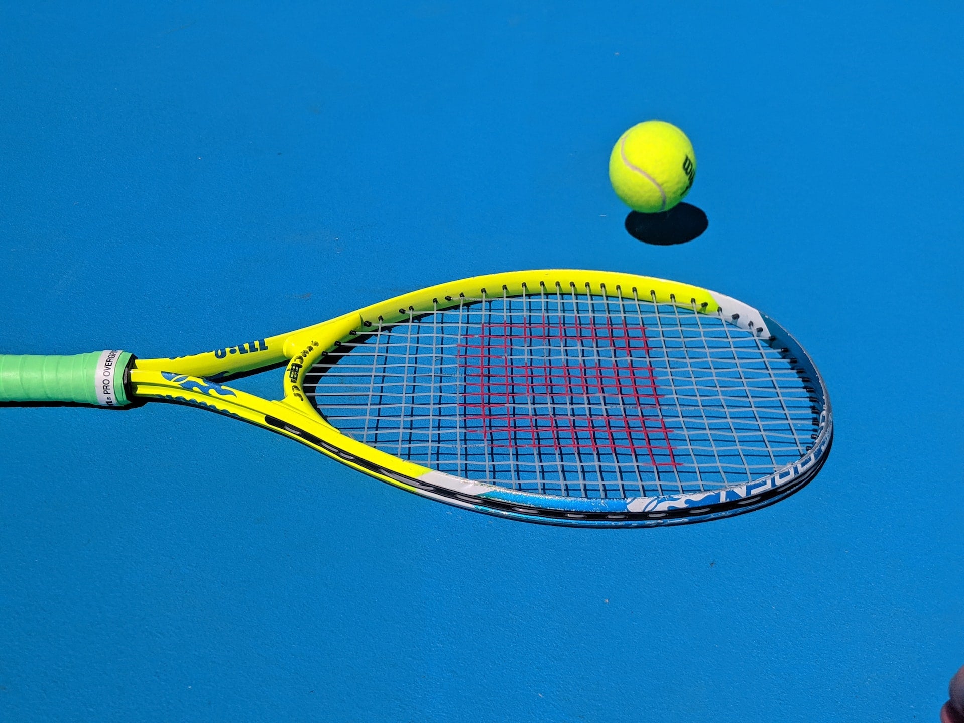https://noahsports.in/cdn/shop/articles/Game-Changing_Innovations_Discover_the_Latest_Technological_Advancements_in_Tennis_Racquets.jpg?v=1690627752